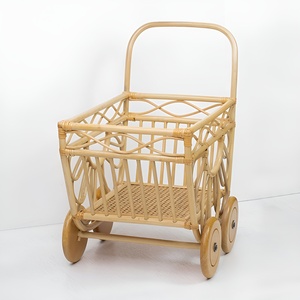 Poussette pour poupée en rotin, chariot de luxe en rotin naturel pour poupées avec un design de pétales de fleurs - Product Image 3