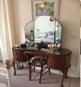 โต๊ะเครื่องแป้งไม้ที่มีเสน่ห์ด้วยการแกะสลักที่หรูหราและลิ้นชักสไตล์วินเทจผสมผสานกับขวดและสำเนียงธรรมชาติศิลปะ - Product Image 6