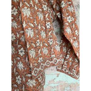 Vestido Maxi con Estampado Floral, Cintura Imperio, Silueta Plisada en Chifón - Siena Floral - Product Image 3