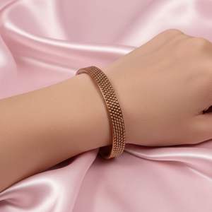 Bracelet ouvert de haute qualité pour femmes, en laiton plaqué argent, avec gravure de texte personnalisée, bijoux cadeau pour la vente en gros - Product Image 5
