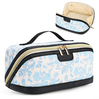 Grande trousse de maquillage carrée matelassée à motif de dessin animé, sac de voyage portable pour cosmétiques avec poignée, double fermeture éclair dorée, trousse de toilette esthétique et moelleuse 100%