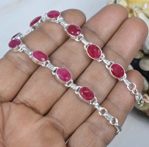 สร้อยข้อมือเงินแท้ S925 ประดับพลอยทับทิมทรงรี ดีไซน์น่ารัก สำหรับผู้หญิง ใส่ไปงานปาร์ตี้หรืองานแต่งงาน - Product Image 3
