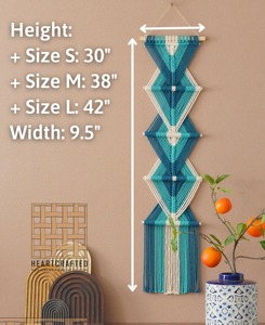 Suspension murale longue en macramé vert faite à la main pour ajouter du charme aux bureaux, studios ou intérieurs de boutiques avec un thème vert naturel - Product Image 4