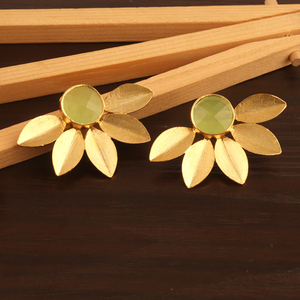 Pendientes de botón florales chapados en oro hechos a mano Pendientes inspirados en la naturaleza de Calcedonia verde - Product Image 5