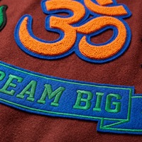 Veste universitaire en chenille avec patchs sur toute la surface, en laine acajou et manches en cuir crème, modèle Dream Big Letterman, OEM