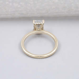 Anillo de Compromiso Solitario con Diamante Corte Esmeralda en Oro Amarillo, Certificado IGI - Product Image 4
