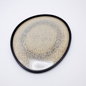 Plaque de chargeur de brume en métal fer bronze avec des tons métalliques chauds Design Art déco léger pour les aménagements de salle à manger classiques et royaux - Product Image 4