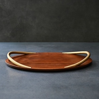 Plateau de service ovale en bois d'acacia fait main de luxe avec des poignées en laiton doré texturé pour table basse, décoration intérieure, buffet d'hôtel