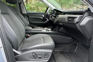 Audi e-tron Premium Plus 2021 d'occasion, double moteur, transmission intégrale, système de suspension pneumatique adaptatif, non modifié - Product Image 4