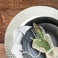 Assiette de présentation élégante en argent martelé avec une construction métallique de qualité supérieure, finition brillante, parfaite pour les décorations de table, les événements, etc.