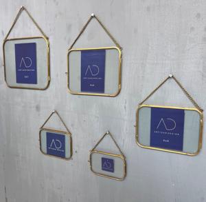 Ensemble de 5 cadres photo suspendus, décoratifs, en métal laiton et verre avec finition laiton - Product Image 4