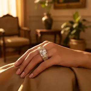 Bague tendance pour femme en argent plaqué or rose et or, incrustée de zircone cubique, avec un design élégant en forme de chiffre - Product Image 3
