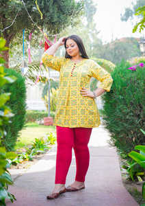 Kurti court en polyester à imprimé floral bleu pour femmes avec col en forme de trou de serrure et manches 3/4 conçu pour un usage quotidien - Product Image 4