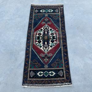 Alfombra Turca Pequeña de 1.5x3.3 pies, Alfombra Floral Azul y Roja de Lana - Product Image 1