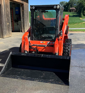 Chargeuse compacte Kubota SSV75 d'occasion haute performance, moteur, boîte de vitesses, capacité de 3 tonnes, godet noir, pneus, faible nombre d'heures de fonctionnement - Product Image 1