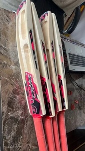 Batte en bois de saule naturel de la meilleure qualité pour le tennis et le cricket disponible à la vente - Product Image 2