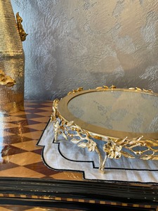 Support à gâteau rond de luxe avec dessus en miroir doré et pieds à motif floral pour la présentation de desserts de mariage et la mise en scène de table royale - Product Image 5