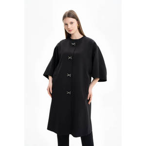 Cape noire brodée avec manches pour l'automne en tissu tissé - Product Image 1