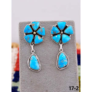Boucles d'oreilles pendantes artisanales en turquoise blanche et argent sterling, motif floral, style Southwest - Product Image 1