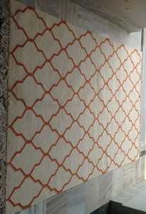 Tapis plat aspect tissé à la main motif géométrique orange audacieux et neutre motif tribal moderne tapis motif géométrique orange et ivoire - Product Image 2