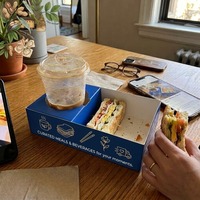 Boîte à lunch, emballage pour pain de petit-déjeuner et desserts, support en papier pour sandwichs, œufs et toasts épais, boîte en papier bleue pour hamburgers et petit-déjeuner avec trou