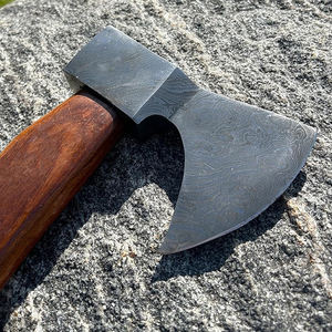 Hache décorative en acier de Damas d'inspiration viking, tête en acier à motif artisanal avec manche en bois poli pour collection et exposition - Product Image 6