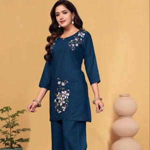 Ensemble coordonné ethnique indien Rama Green de qualité supérieure avec un travail de broderie exquis et un pantalon droit confortable - Product Image 1
