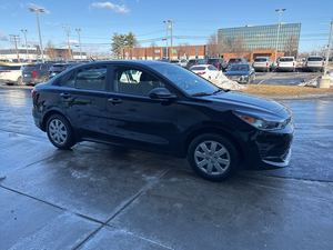 Kia Rio S 2023, Sedán con Tracción Delantera, Caja de Cambios Automática, Cámara Trasera, Asientos de Cuero, Colores Interiores Claros y Oscuros, Motor de 4L, Combustible Eléctrico, R16 - Product Image 3