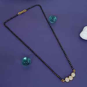 ผู้ผลิตเครื่องประดับชาติพันธุ์อินเดียชุบทองคริสตัลจี้สร้อยคอลูกปัดสีดํางานแต่งงาน Mangalsutra เครื่องประดับสําหรับผู้หญิง - Product Image 2