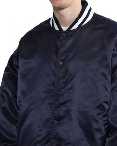 OEM personalizado de los hombres de la calle de estilo satinado Varsity chaquetas de béisbol ligero Acabado brillante con cierre a presión acanalado puños soporte - Product Image 4