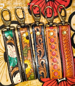 Porte-clés en cuir personnalisé usiné à la main fabriqué à partir de cuir véritable et comporte des motifs complexes usinés à la main - Product Image 6