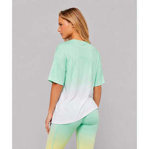 Camiseta Oversize de Mujer con Hombros Caídos y Degradado Verde - Camiseta Oversize Verde - 100% Algodón Jersey - Product Image 2