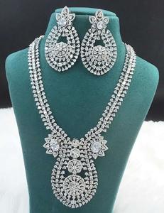 Meilleur prix Ensemble de bijoux en laiton rayonnant de haute qualité avec pierres de zircone cubique pour photoshoots de fiançailles ou cadeaux - Product Image 1