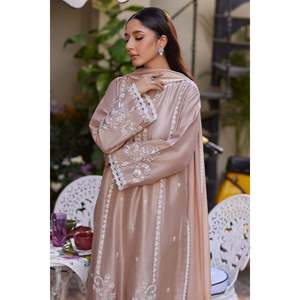 Ensemble chemise et dupatta en satin 100% soie à manches longues brodées Alma - Product Image 2