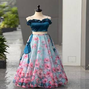 VASTRA COTTAGE Lehenga de Seda Organza Pura con Estampado Digital y Blusa Acolchada de Satén con Tira de Perlas, Ropa de Diseñador - Product Image 1