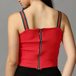 Top corto sin mangas con cuello Halter, ideal para trajes de verano, Top corto sin mangas con cuello profundo para mujer, estilo minimalista moderno - Product Image 5