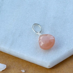 Colgante de Piedra Lunar Melocotón en Forma de Lágrima, Gema Facetada, Piedra Natural Color Melocotón Suave, Chapado en Plata, Joyería Artesanal - Product Image 1