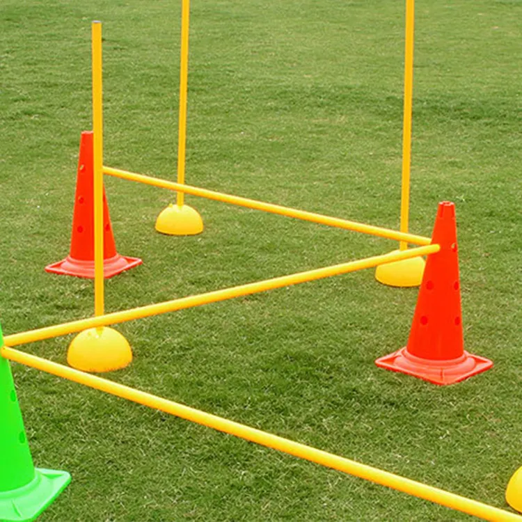 Futbol eğitimi tabanı su enjeksiyon çok fonksiyonlu taşınabilir bayrak direği pedestalmulti-fonksiyonel eğitim direkleri