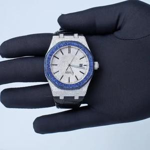 นาฬิกาสไตล์ฮิปฮอปสำหรับผู้ชาย หน้าปัดประดับเพชรโมอิสซาไนต์ VVS1 สีขาวและน้ำเงิน สายหนังสีดำ ดีไซน์หรูหราสั่งทำพิเศษ - Product Image 4