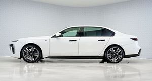 BMW 740i M-Sport USADO 2023 - Motor 3L - Híbrido 375hp Euro6 - TRANSMISIÓN AUTOMÁTICA - Volante a la Izquierda - Product Image 5