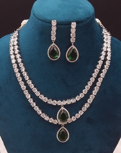 Ensemble collier et boucles d'oreilles en diamants américains scintillants pour femme | Choix élégant et élégant pour améliorer votre look en toute occasion - Product Image 1