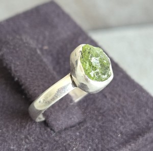 Anillo de Plata de Ley con Peridoto, Colección Boutique, para Oración y Devoción, Calidad Premium - Product Image 1