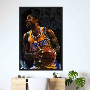 Toile imprimée style vitrail Magic Johnson : Art mural de basketball, TOILE ENCADRÉE NOIRE - Product Image 1