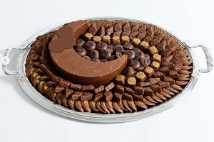 Bandeja de chocolate de metal plateada hecha a mano con asa Bandeja de chocolate decorativa de último diseño Dulces Plato de postre Mejor precio - Product Image 4