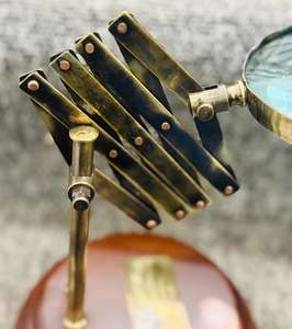 Lupa de latón en soporte de madera Lupa de mesa de escritorio de estilo antiguo - Product Image 3