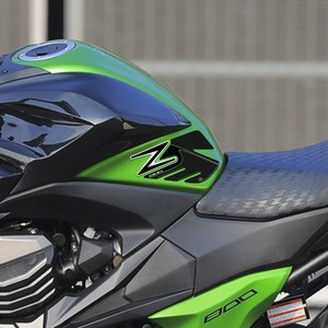 Adesivi Protettivi in Carbonio per Serbatoio Moto Kawasaki con Protezioni Laterali per Uso Decorativo - Product Image 1