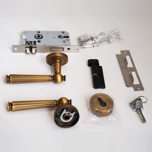 Poignée de luxe en or pour portes avec un design minimaliste Poignée élégante pour la maison Bureau Chambre Intérieur Porte en bois Utilisation du matériel - Product Image 2