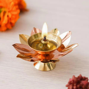 Diya en laiton avec un design complexe parfait pour Diwali et les célébrations Lumière spirituelle Diya en laiton faite à la main pour une maison rayonnante - Product Image 1