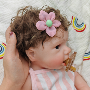 Muñeca Reborn de Silicona con Ojos Inocentes, Cabello Rizado Marrón Artificial, Muñeca Recién Nacida de 18 Pulgadas, Adorable Muñeca Bebé Niña - Product Image 2