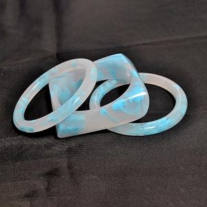 Brazaletes de Resina Gruesos con Acabado Brillante, Joyería de Moda, Diseño Floral Hecho a Mano para Looks Casuales y Modernos - Product Image 3